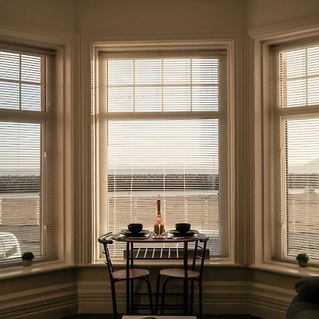 Stunning 2 Bedroom Ground Floor Sea View Apartment Rhôs-on-Sea 외부 사진