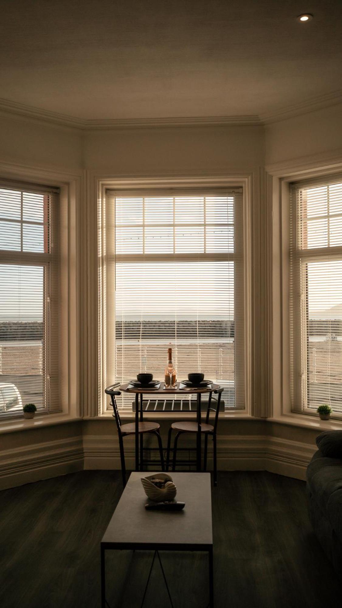 Stunning 2 Bedroom Ground Floor Sea View Apartment Rhôs-on-Sea 외부 사진