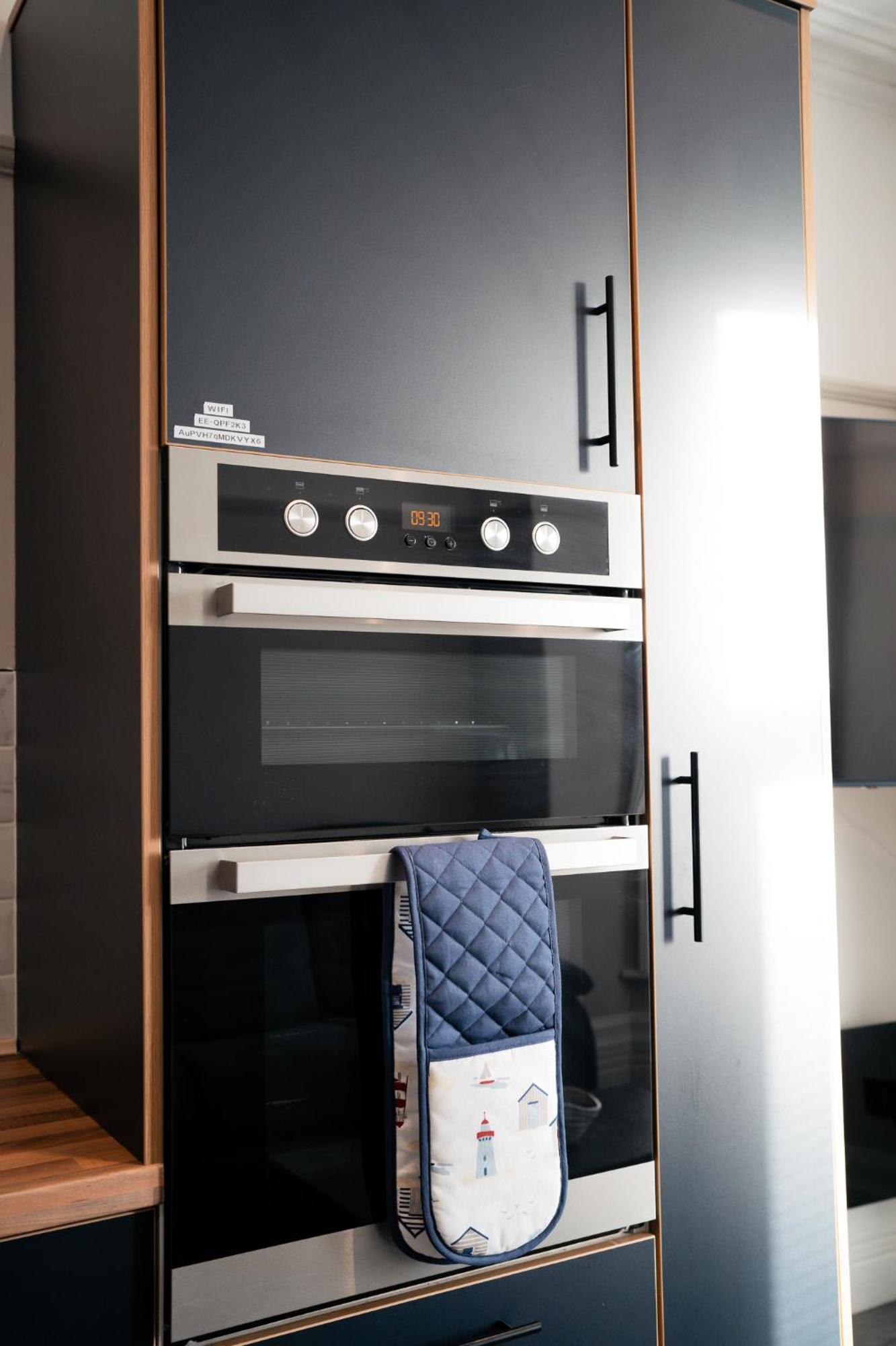 Stunning 2 Bedroom Ground Floor Sea View Apartment Rhôs-on-Sea 외부 사진